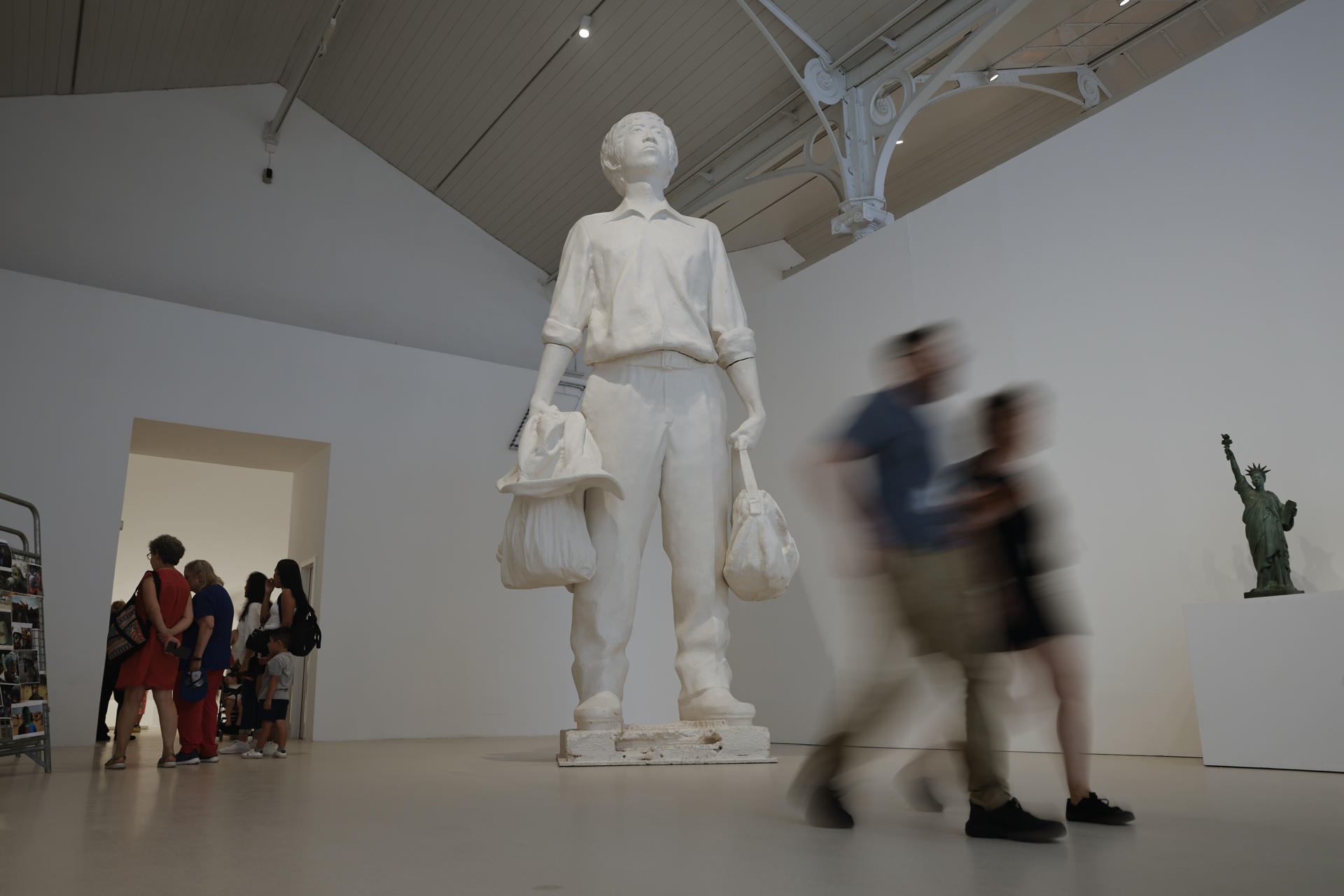 El Museo Reina Sofía presenta la reapertura del Palacio de Velázquez del Parque del Retiro tras su rehabilitación con la inauguración de la exposición del artista Fernando Sánchez Castillo 'La perla peregrina'. EFE/Marcos Villaoslada