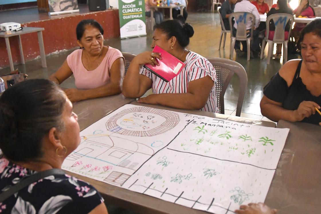 Fotografía del 19 de mayo de 2026 que muestra a agricultores de comunidades del corredor seco de Jalapa, recibiendo capacitaciones de Tecnología y Monitoreo Climático, en San Pedro Pinula (Guatemala). EFE/ Álex Cruz