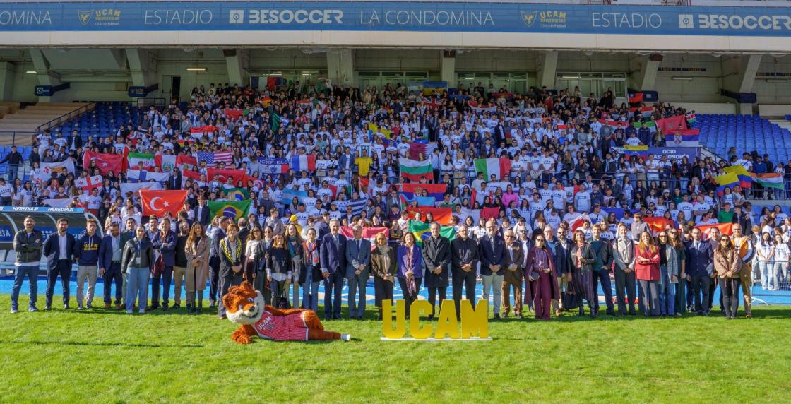 Acto de bienvenida a los alumnos internacionales de la Universidad Católica San Antonio de Murcia (UCAM) del primer semestre del curso 2025-2026, celebrado en el Estadio La Condomina de Murcia. EFE/UCAM/CEDIDA/CRÉDITO OBLIGATORIO