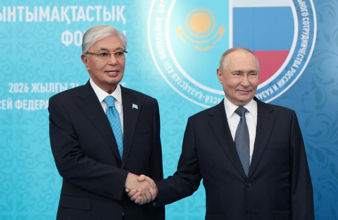 OMSK (Russian Federation), 25/07/2026.- Kazakh President Kassym-Jomart Tokayev (L) and Russian President Vladimir Putin shake hands as they pose for photos before a meeting on the sidelines of the 22nd Russia-Kazakhstan Interregional Cooperation Forum in Omsk, Russia, 25 July 2026. EFE/EPA/VYACHESLAV PROKOFYEV / SPUTNIK / KREMLIN POOL MANDATORY CREDIT