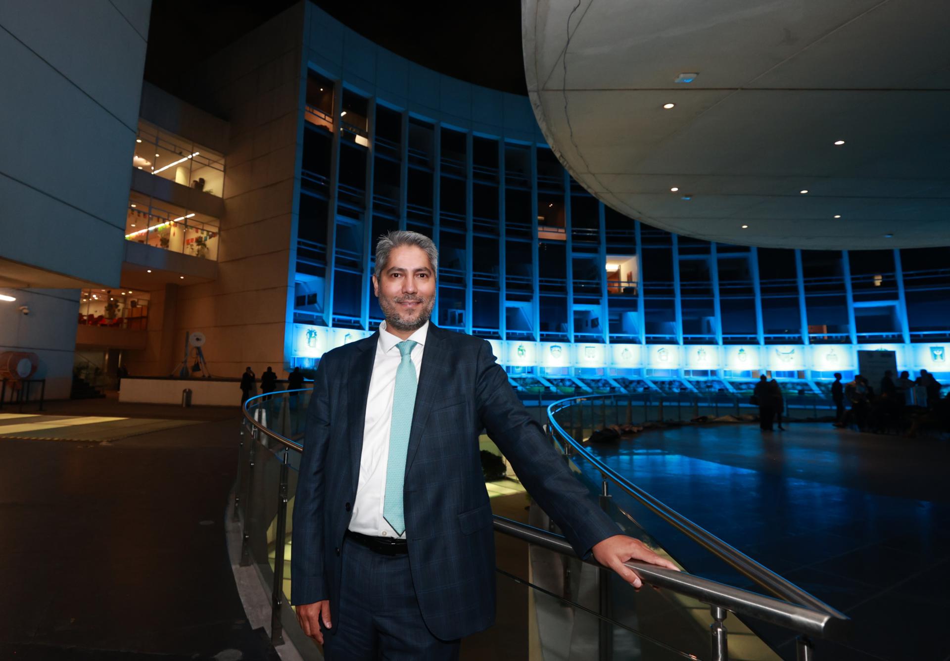 Fotografía que muestra al director de Asuntos Corporativos LATAM North-to-South de Kenvue, Gustavo Ledesma (i), posando en el marco del Día Internacional del Autocuidado en Ciudad de México (México). EFE/ Mario Guzmán