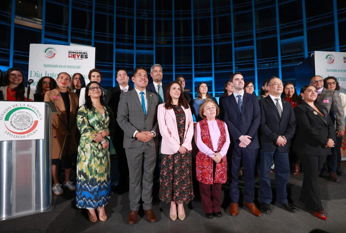 Autoridades, representantes de la academia, organizaciones civiles y de la industria de la salud posan durante la celebración del Día Internacional del Autocuidado este miércoles, en Ciudad de México (México). EFE/ Mario Guzmán