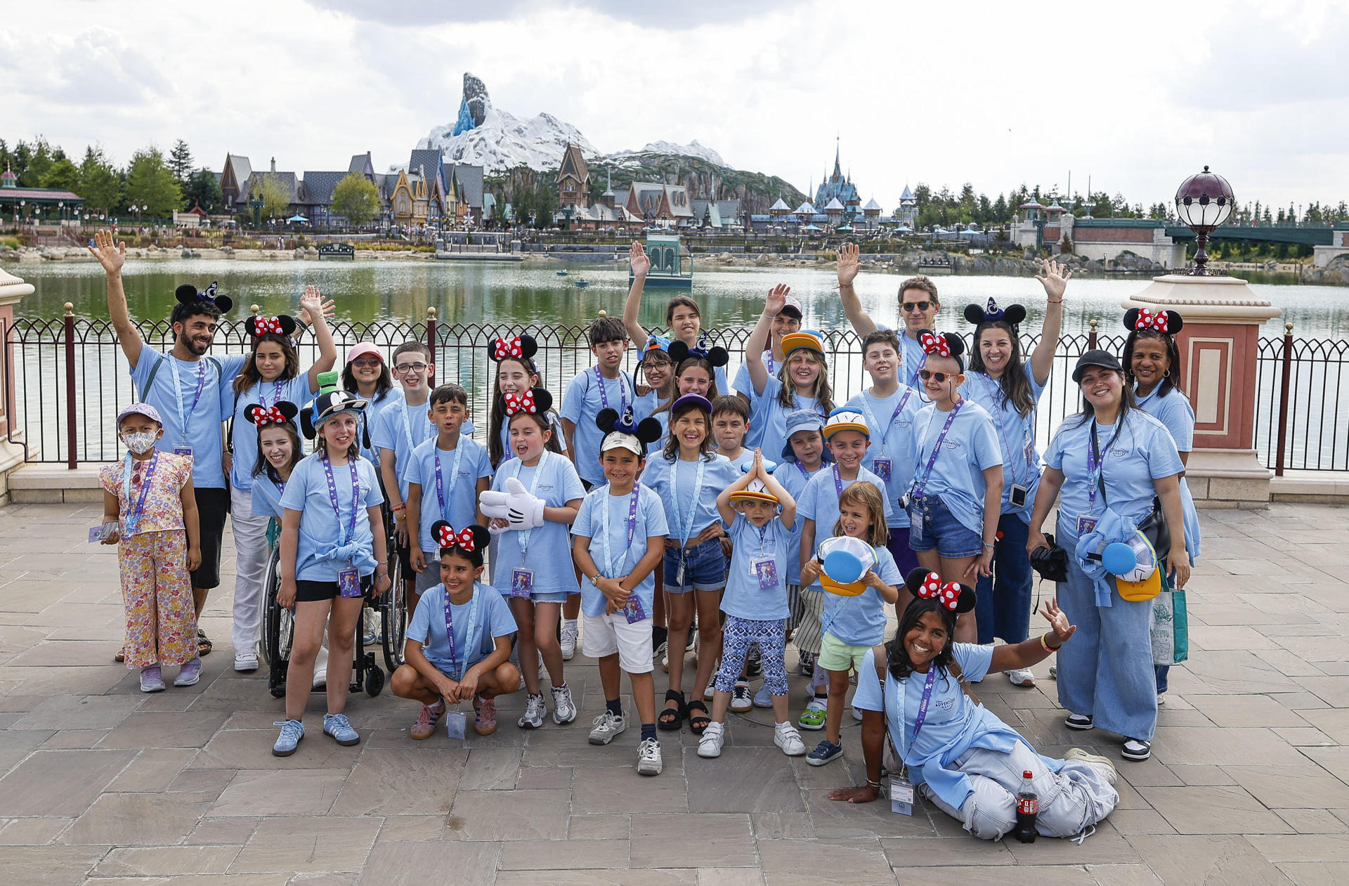 PARÍS (FRANCIA), 01/07/2026.-Niños de la Fundación "Juegaterapia" y sus familias son vistos en el parque de Eurodisney Paris durante un viaje en colaboración de Iberia con Disney para llevar a una veintena de niños de la Fundación Juegaterapia a conocer a sus personajes favoritos a Disneyland París. Una veintena de niños de la Fundación Juegaterapia han viajado junto a sus familias, este martes y miércoles, a Disneyland París en un vuelo especial de Iberia como parte de una iniciativa impulsada por la aerolínea junto al parque temático y a la fundación. EFE/ David Fernández