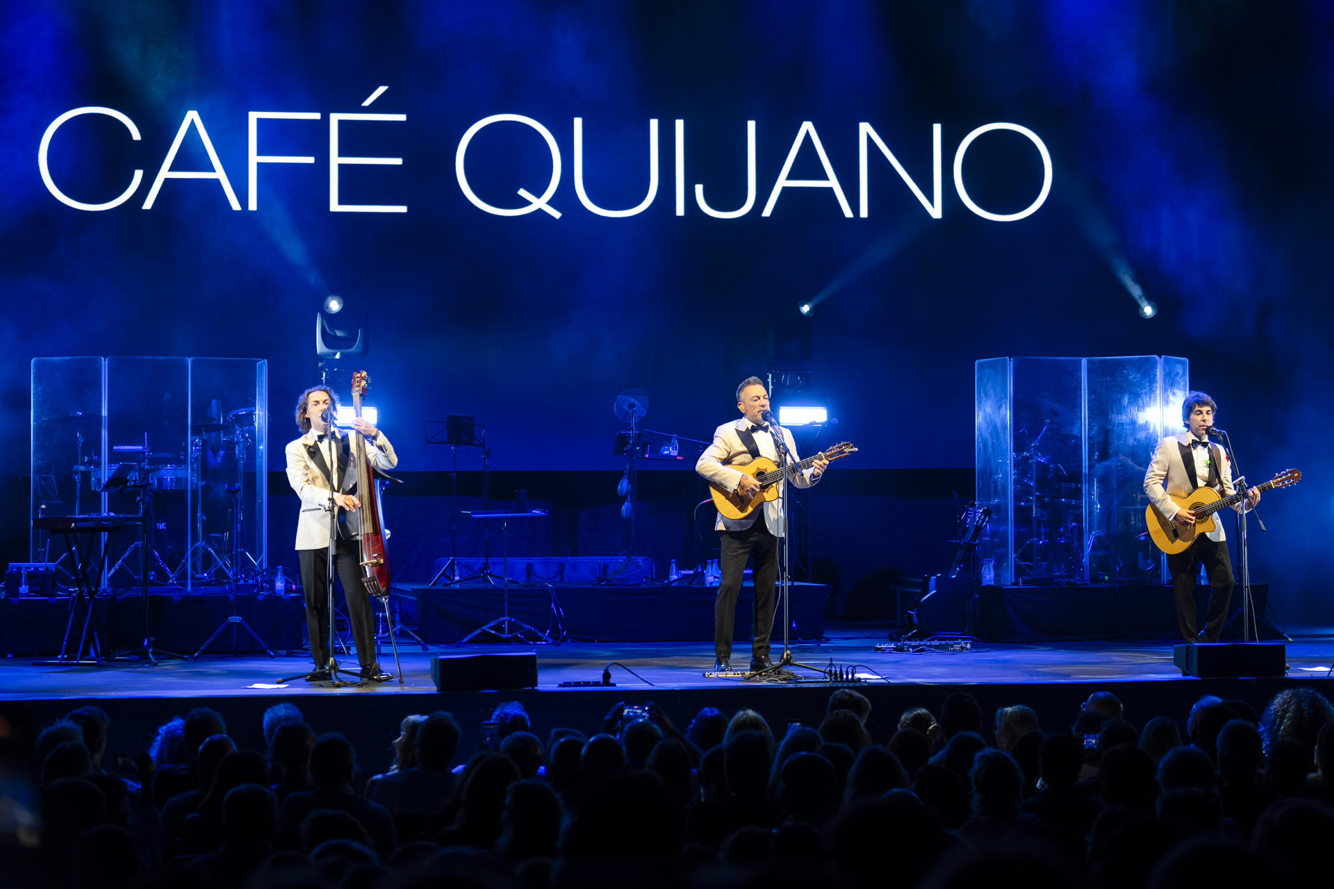 El grupo Cafe Quijano durante su actuación este viernes en los Jardines de Cap Roig presentando su ultimo trabajo "Miami 1990", incluido en la programación del Festival Cap Roig de la localidad gerundense de Palafrugell. Foto EFE/David Borrat.