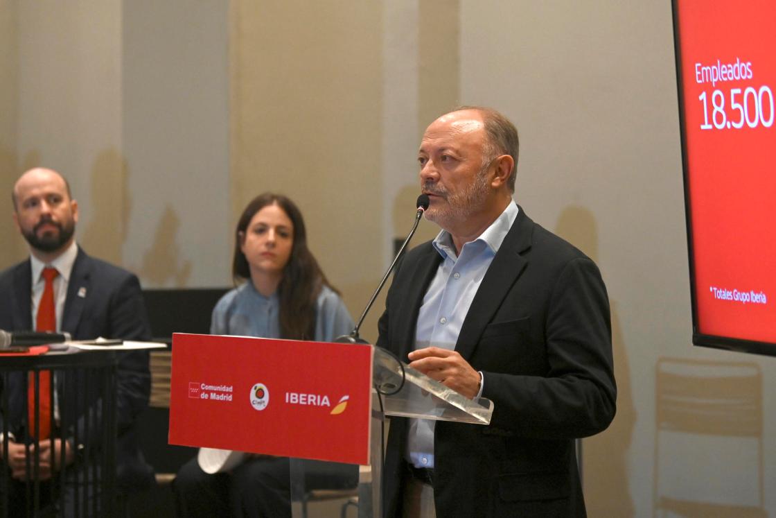 El director global de Ventas y Acuerdos Estratégicos de Iberia, Víctor Moneo, habla durante una rueda de prensa este lunes, en Monterrey (México). EFE/Miguel Sierra