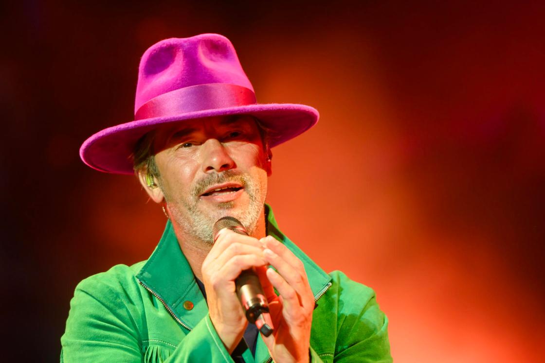SEVILLA, 16/07/2026.- El músico y cantante Jason ´Jay´ Kay lider de la banda británica Jamiroquai durante el concierto que ha ofrecido este jueves en el Icónica Santalucía Sevilla Fest que se celebra en la Plaza de España de Sevilla. EFE / Raúl Caro.