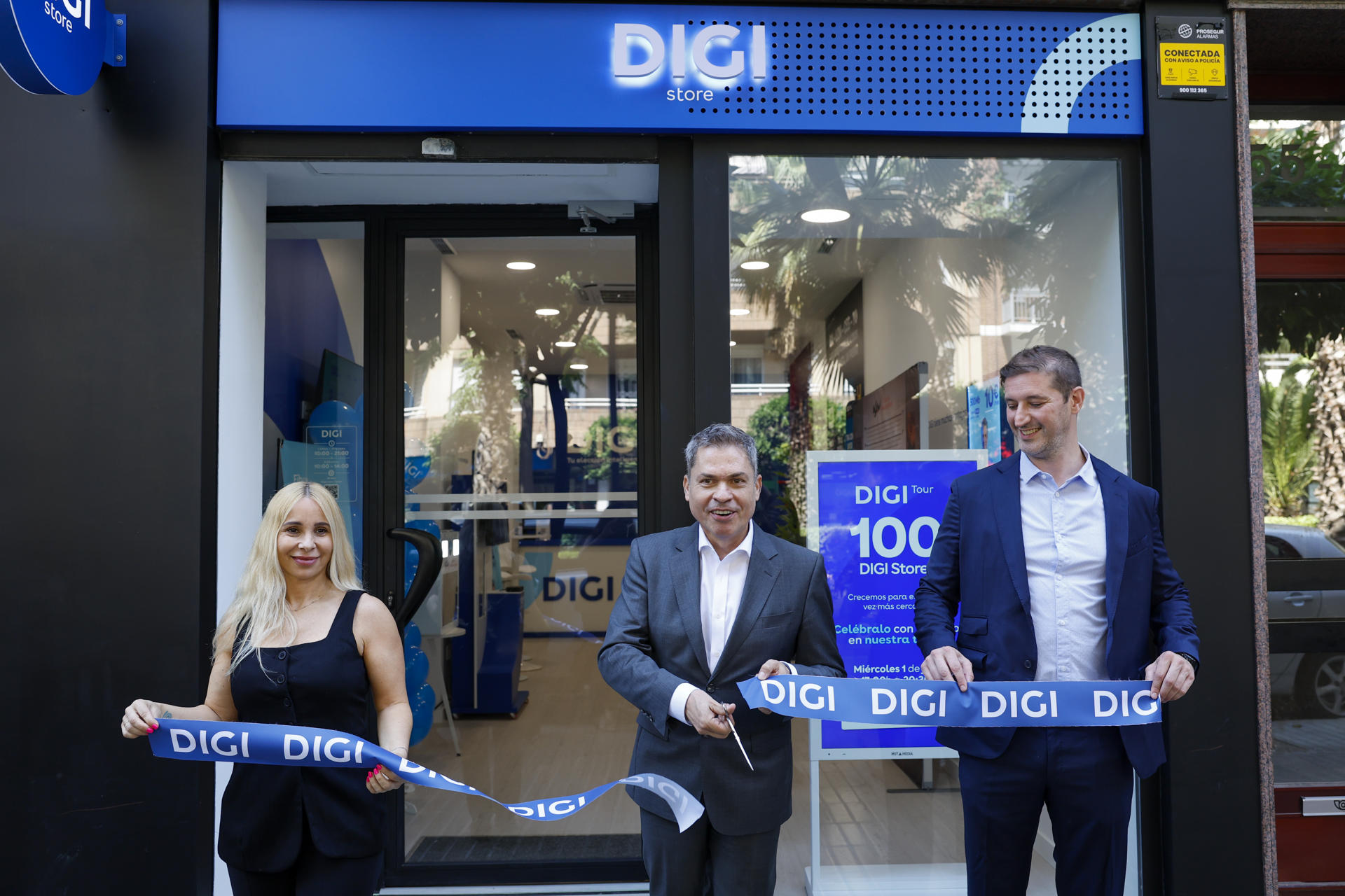 GRAFCVA4801. TORRENT (VALENCIA), 01/07/2026.- El director comercial de DIGI España, Dragos Chivu (c), la jefa nacional de tiendas de Digi, Carolina Rodriguez, y el director comercial de Canales Presenciales de Digi España, Cassio Moreno, durante la inauguración de la tienda número cien en España del operador de telecomunicaciones del Grupo DIGI Communications. EFE/Ana Escobar