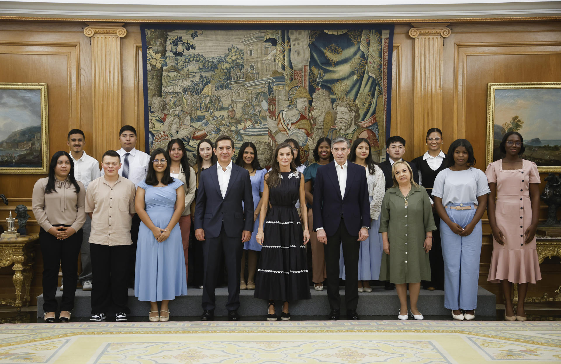 La reina Letizia ha recibido este jueves, en una audiencia en el Palacio de la Zarzuela en Madrid, a dieciséis jóvenes becados por la Fundación Microfinanzas BBVA (FMBBVA) para conocer su experiencia en el programa con el que van a poder estudiar una carrera universitaria. EFE/David Fernández