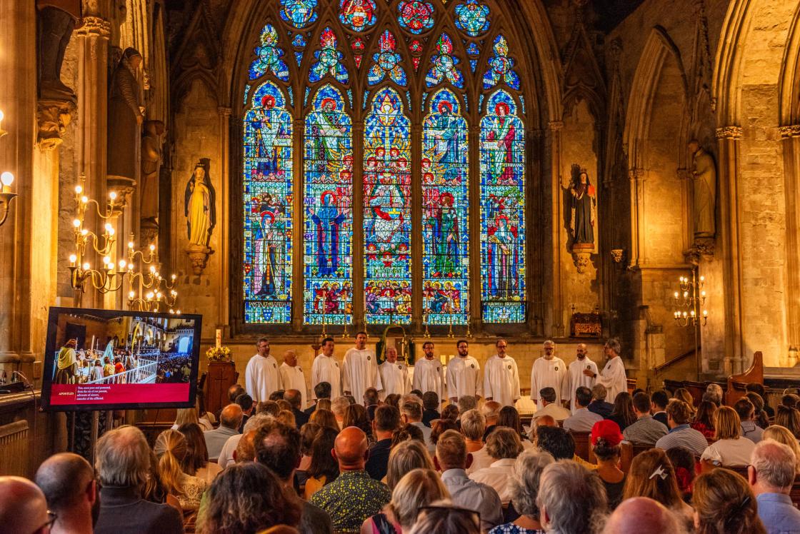 El Misteri d'Elx, a cargo de 40 voces, ofrece un recital en la iglesia católica más antigua de Londres, la St. Etheldreda's Roman Catholic Church, para celebrar el 25 aniversario de su declaración como Patrimonio Cultural Inmaterial de la Humanidad por la Unesco. EFE/Matteo Colusso