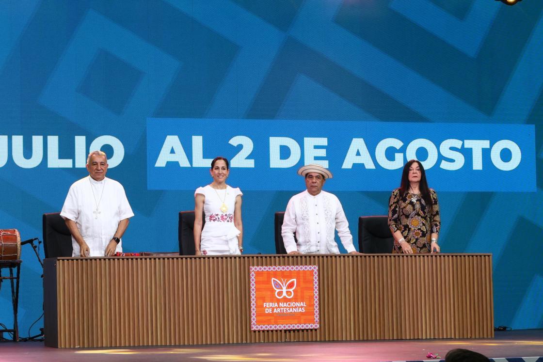 La ministra de Cultura de Panamá, María Eugenia Herrera (2-i), asiste a la Feria Nacional de Artesanías de Panamá este miércoles, en Ciudad de Panamá (Panamá). EFE/ Carlos Lemos