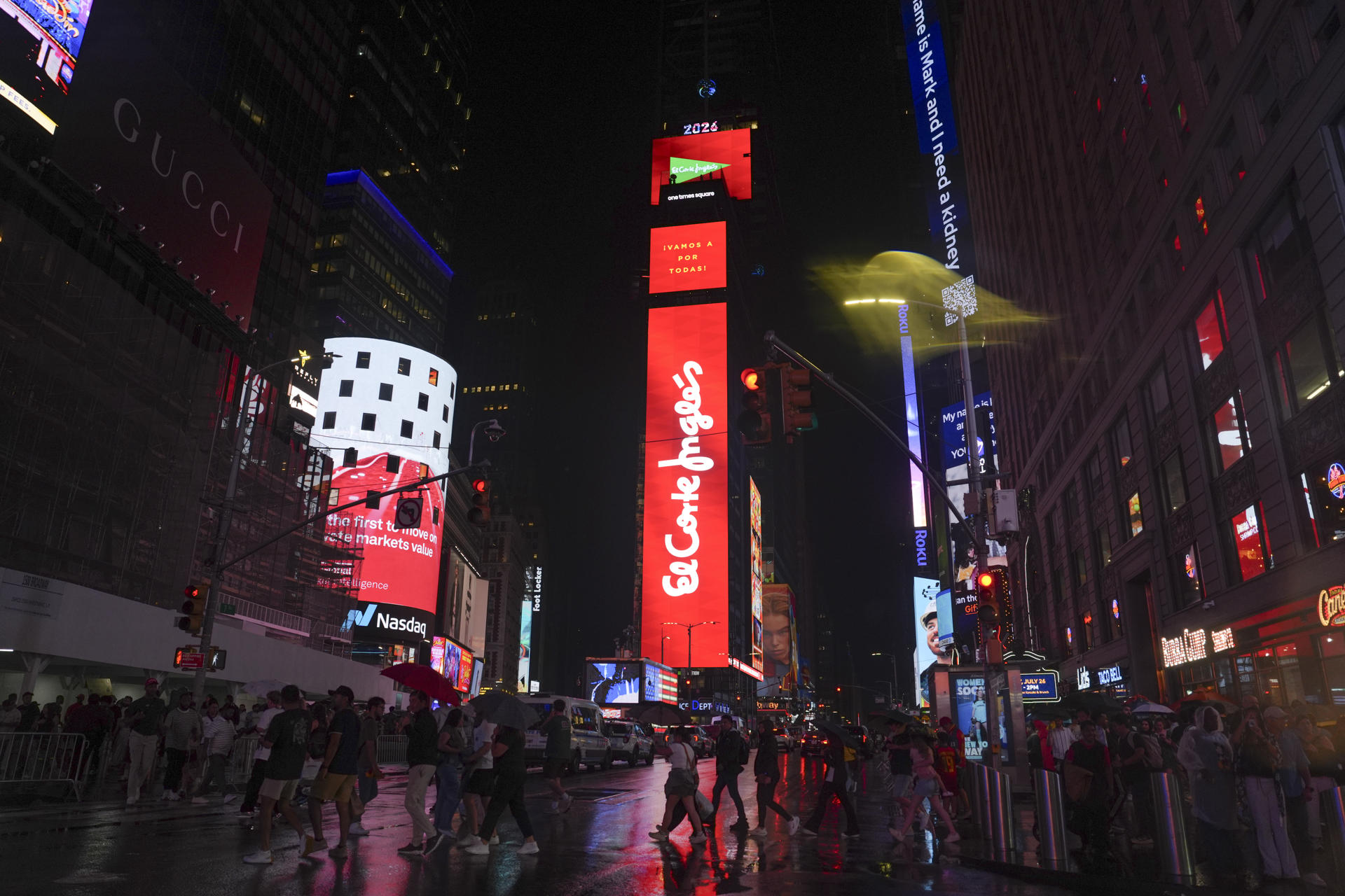 Miles de españoles animaban este sábado por la noche a la selección española en vísperas de la final del Mundial 2026 que jugará el domingo España ante Argentina, con Times Square convertido en uno de los grandes puntos de encuentro para los aficionados de los dos países. Entre las gigantescas pantallas publicitarias con Lamine Yamal o Messi, en la icónica plaza destaca un llamativo anuncio de El Corte Inglés que anima en la víspera al equipo de Luis de la Fuente. EFE/ Octavio Guzmán