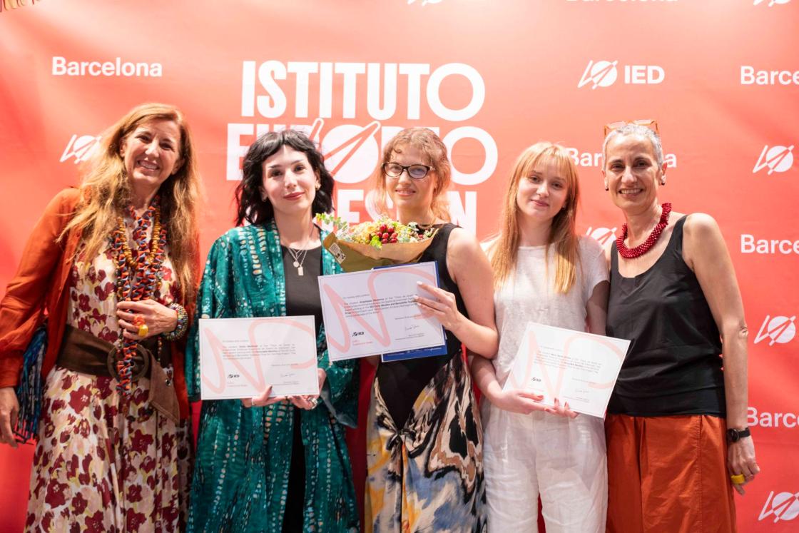 De izquierda a derecha: Benedetta Tagliabue, presidenta de la Fundació Enric Miralles y directora de EMBT Architects, junto a las estudiantes premiadas Guilia Martinelli, Anastassia Westenra y Maria Strybe, acompañadas de la directora del IED Barcelona, Raffaella Perrone.