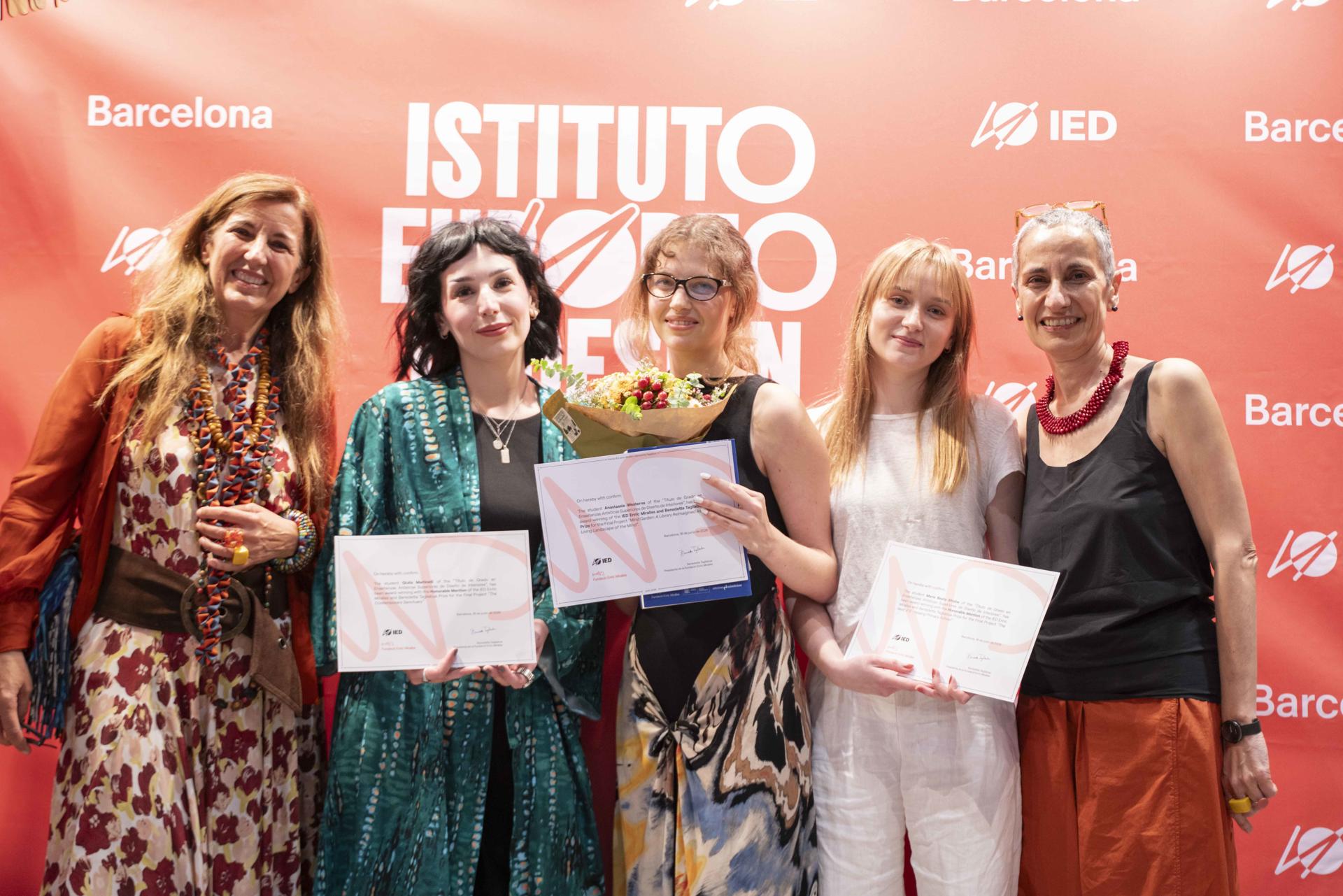 De izquierda a derecha: Benedetta Tagliabue, presidenta de la Fundació Enric Miralles y directora de EMBT Architects, junto a las estudiantes premiadas Guilia Martinelli, Anastassia Westenra y Maria Strybe, acompañadas de la directora del IED Barcelona, Raffaella Perrone.