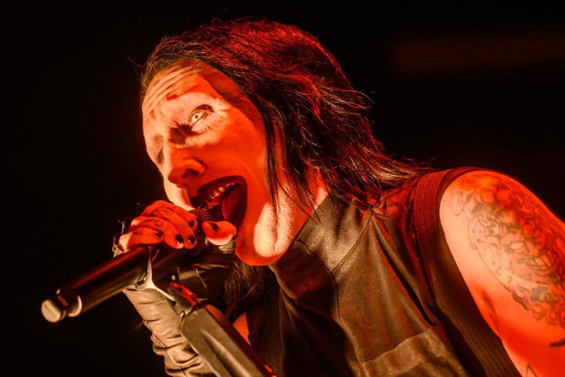 El cantante estadounidense de heavy metal Marilyn Manson, durante el concierto de su gira mundial 'One Assassination Under God Tour' ofrecido este lunes en la Plaza de España, en el marco del Icónica Santalucía Sevilla Fest. EFE/Raúl Caro.