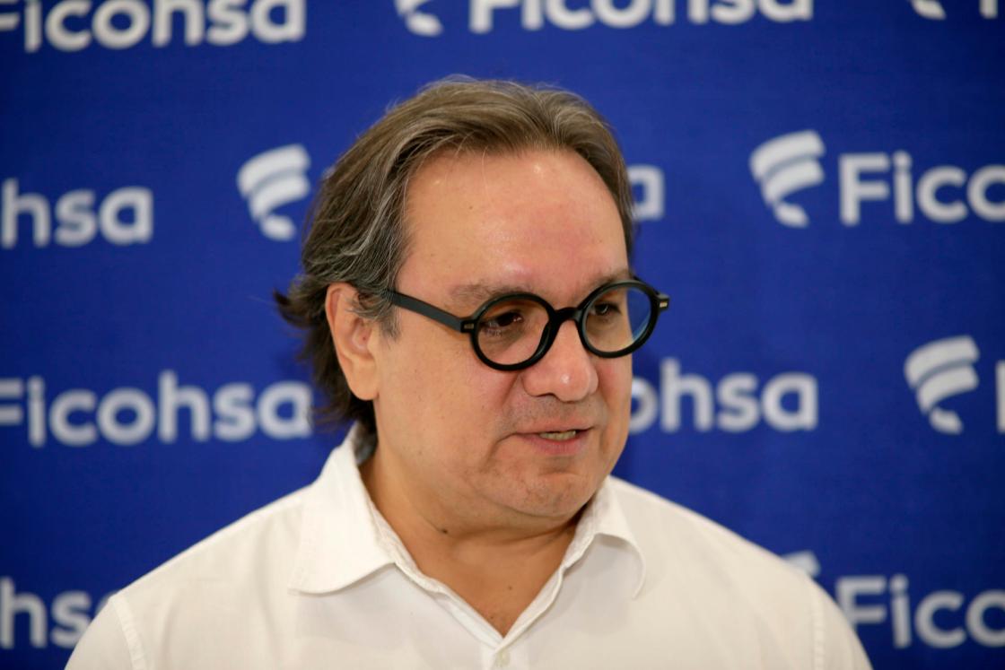 El vicepresidente de Comunicación Corporativa de Ficohsa, Germán Castañeda, habla durante una entrevista con EFE este martes, en Tegucigalpa (Honduras). EFE/ Gustavo Amador