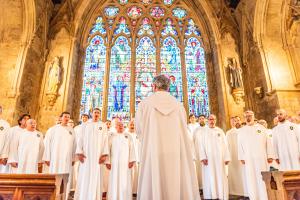 Un momento de la interpretación del Misteri d'Elx a cargo de 40 voces en la iglesia católica más antigua de Londres, la St. Etheldreda's Roman Catholic Church, para celebrar el 25 aniversario de su declaración como Patrimonio Cultural Inmaterial de la Humanidad por la Unesco. EFE/Matteo Colusso