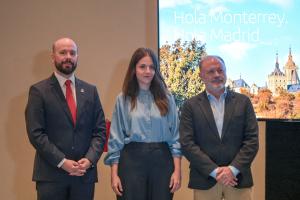 La directora general de Turismo y Hostelería de la Comunidad de Madrid, Laura Martínez Cerro, posa junto al consejero de Turismo de España en México y Centroamérica, José Miguel Machimbarrena Cuerda (i), y el director global de Ventas y Acuerdos Estratégicos de Iberia, Víctor Moneo, durante una rueda de prensa este lunes, en Monterrey (México). EFE/Miguel Sierra