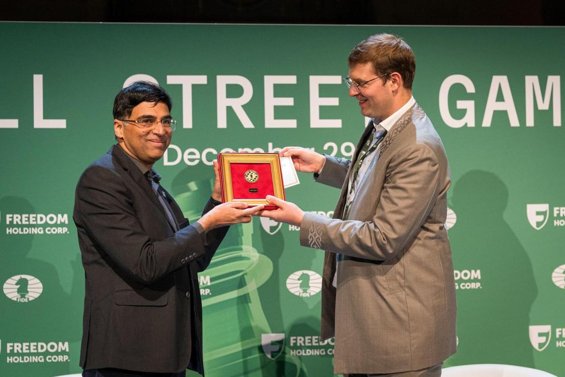 Vishy Anand y Timur Turlov - Campeonato Mundial de Ajedrez 2024. Autor: Lennart Ootes/FIDE