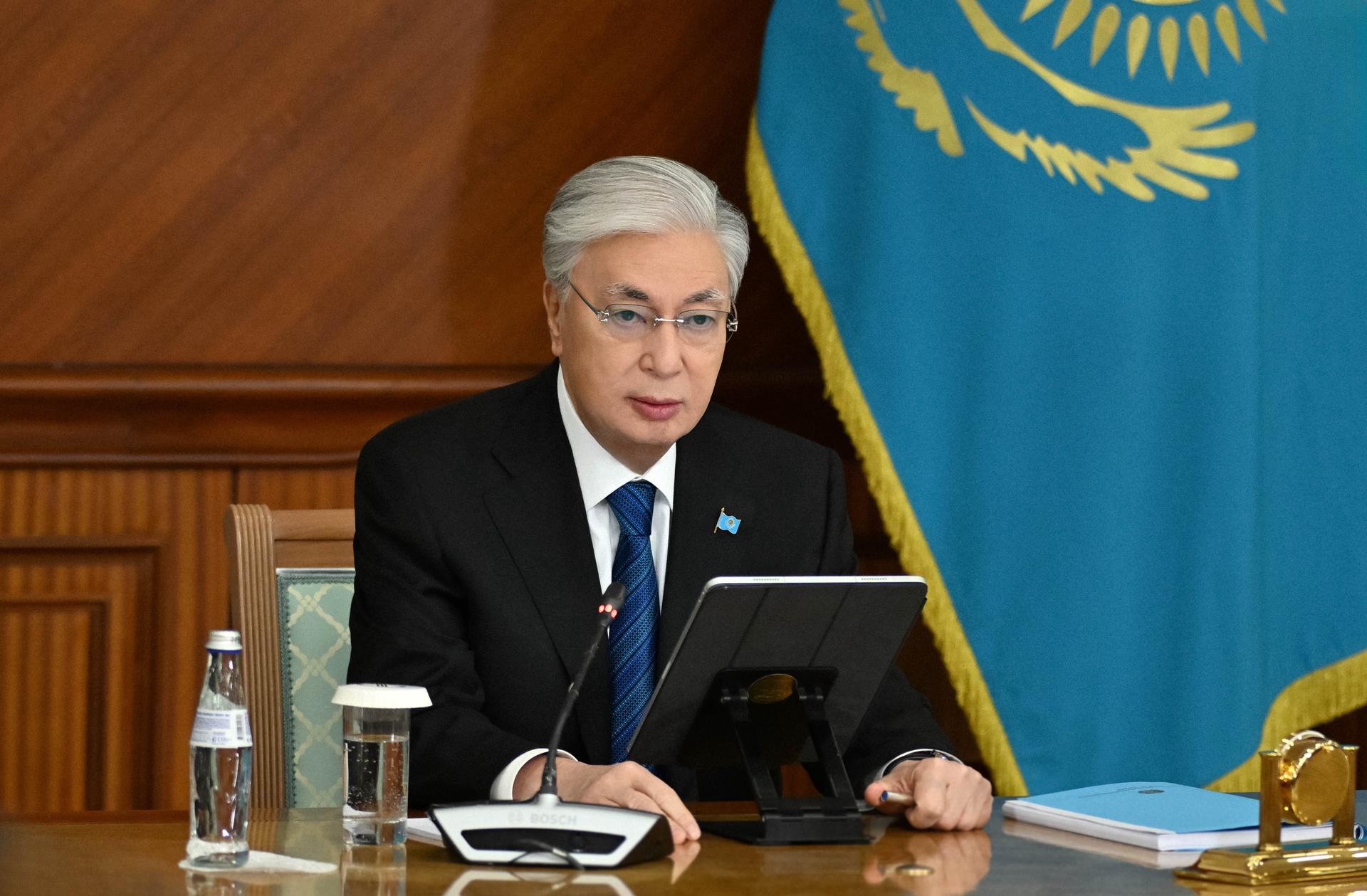 10/02/2026.- Fotografía facilitada por el servicio de prensa de la Presidencia de Kazajistán en la que el presidente kazajo, Kasim-Yomart Tokáyev, pronuncia un discurso sobre los cambios en la Constitución. Kazajistán, el país más extenso de Asia Central, aspira este año a pasar de un sistema de república superpresidencialista a otro con un Parlamento más influyente. EFE/EPA/SERVICIO DE PRENSA DE LA PRESIDENCIA DE KAZAJISTÁN/ CRÉDITO OBLIGATORIO / FOTO CEDIDA / SOLO USO EDITORIAL / PROHIBIDA SU VENTA.