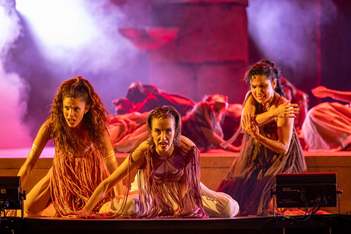 Artistas se presentan en la obra ‘Bacanal’ en el cuarto estreno del Festival Internacional de Teatro de Mérida, una de las propuestas más singulares de la 72 edición, que combina texto y danza para reivindicar la celebración de la vida y la comunidad, este miércoles, en Mérida (España). EFE/ Jero Morales