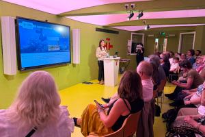 LONDRES (REINO UNIDO), 16/07/2026.- La concejala de Turismo del Ayuntamiento de Elche, Irene Ruiz, durante la presentación de la oferta turística del municipio bajo el lema 'Elche Mediterranean Oasis', un acto que ha reunido este jueves en el Instituto Cervantes de Londres a un centenar de profesionales del sector turístico. EFE/ Ayuntamiento de Elche SÓLO USO EDITORIAL / SÓLO DISPONIBLE PARA ILUSTRAR LA NOTICIA QUE ACOMPAÑA (CRÉDITO OBLIGATORIO)