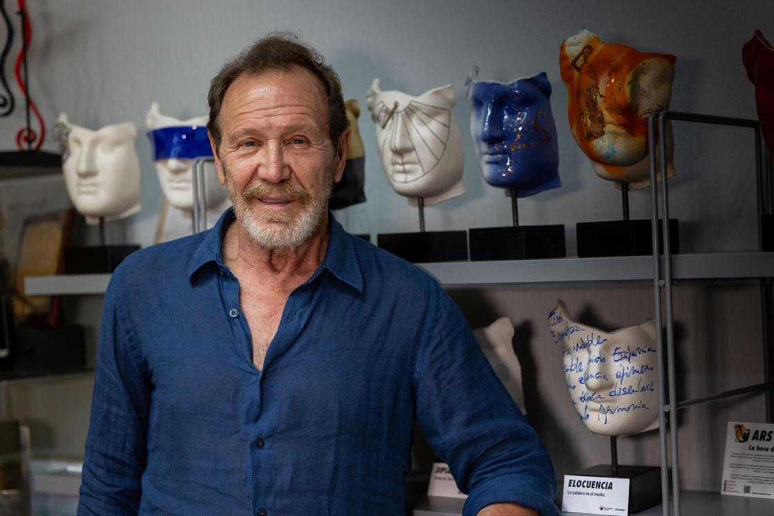 Trece años después de acompañar sobre los escenario a Concha Velasco en la obra 'Hécuba', el actor Juan Gea regresa al Festival de Teatro Clásico de Mérida en una versión actualizada del mito de Electra para reflexionar sobre "el miedo de la sociedad a perder lo que ya tiene" del Estado del bienestar. EFE/ Jero Morales
