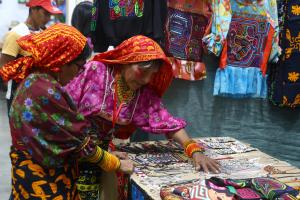 Mujeres observan manualidades durante la Feria Nacional de Artesanías de Panamá este miércoles, en Ciudad de Panamá (Panamá). EFE/ Carlos Lemos