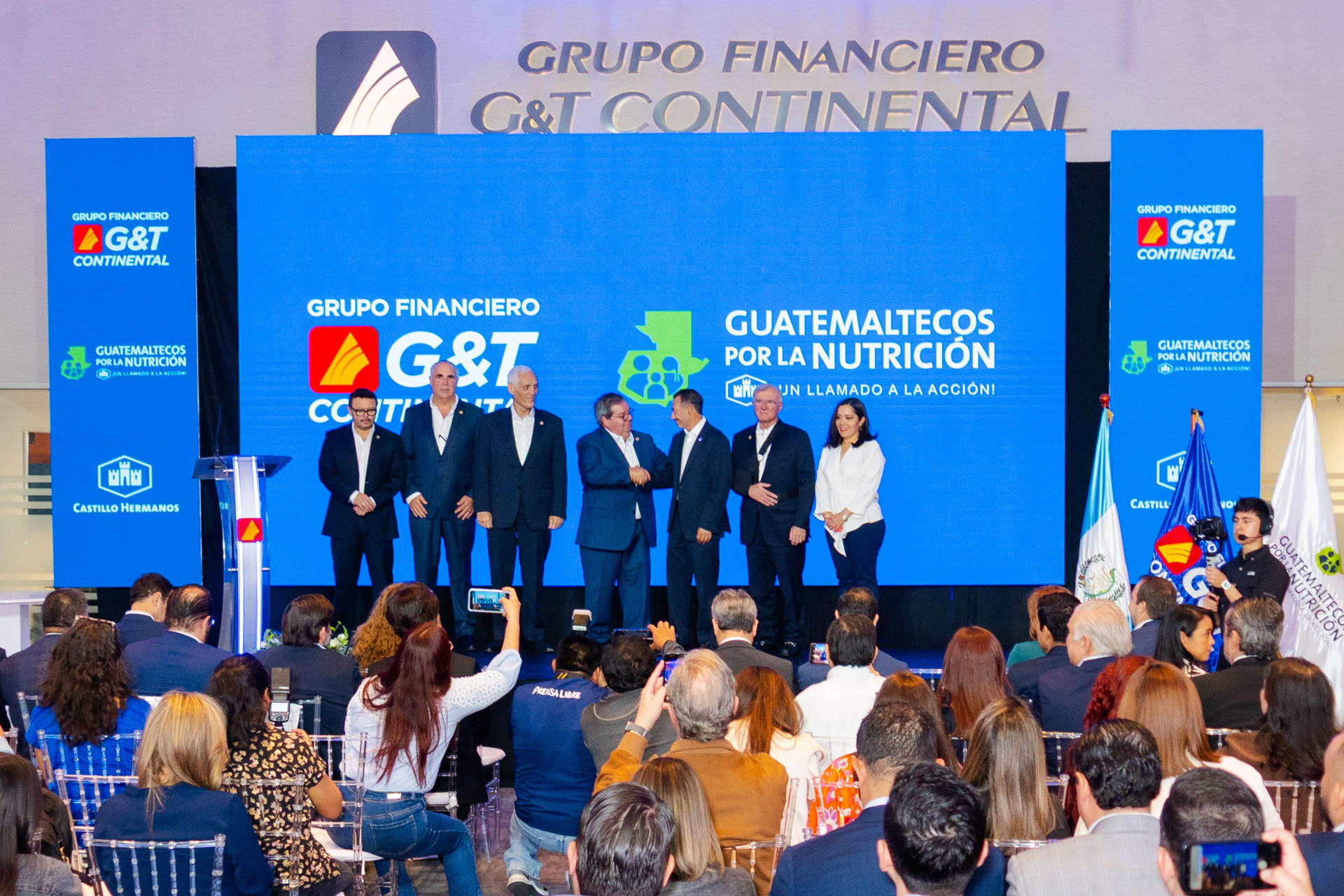 Fotografía cedida por Castillo Hermanos que muestra a los asistentes a una rueda de prensa de Guatemaltecos por la Nutrición y Grupo Financiero G&T Continental en Huehuetenango (Guatemala). EFE/ Castillo Hermanos /SOLO USO EDITORIAL/ NO VENTAS/ SOLO DISPONIBLE PARA ILUSTRAR LA NOTICIA QUE ACOMPAÑA (CRÉDITO OBLIGATORIO)