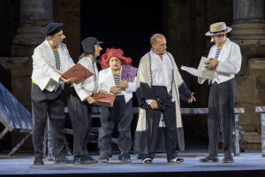 El actor Pepe Viyuela (2d) en 'Timón de Atenas', una de las obras menos representadas de William Shakespeare, que llega al Festival de Teatro Clásico de Mérida para ser un espejo de la sociedad actual, con sus hipocresías, consumismo, materialismo y corrupción del ser humano. EFE/Jero Morales
