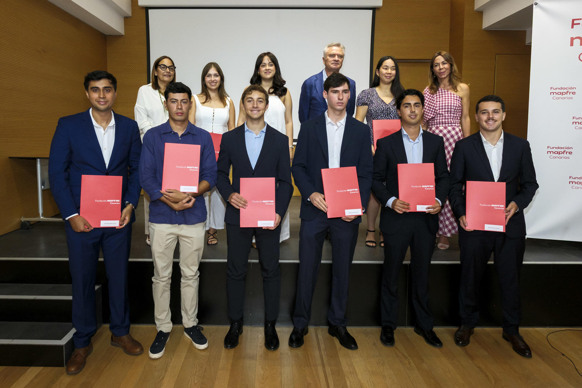 La Fundación Mapfre Canarias entregó este miércoles sus becas de prácticas en Estados Unidos para universitarios formados en carreras de ciencia, tecnología, ingeniería y matemáticas o en administración y dirección de empresas. En la imagen, el presidente de la Fundación Mapfre Canarias, Ignacio Baeza (c), junto a los estudiantes becados. EFE/ Ángel Medina G.