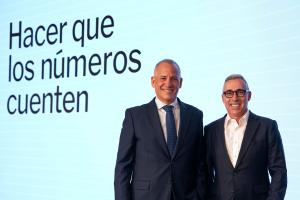 El director financiero del Banco Sabadell, Sergio Palavecino (i) y el consejero delegado, Marc Armengol (d), durante la presentación hoy de los resultados del segundo trimestre del 2026 de la entidad bancaria tras cerrar la venta de su filial británica, TSB, el pasado 1 de mayo, por unos 3.000 millones de euros. EFE/Alejandro García