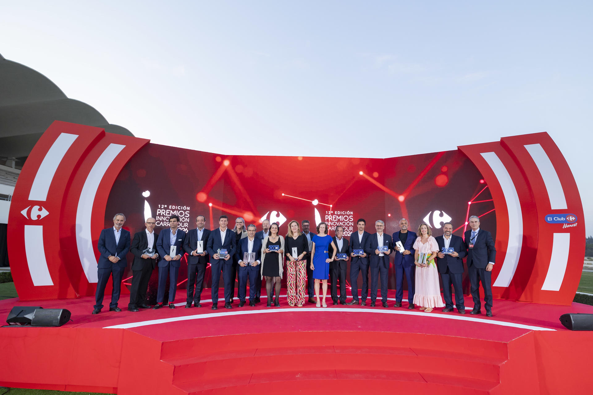 Foto de familia de los galardonados en la duodécima edición de los Premios a la Innovación de Carrefour, que se entregaron en una gala celebrada en el Hipódromo de la Zarzuela, en Madrid. EFE/CARREFOUR/CEDIDA/CRÉDITO OBLIGATORIO