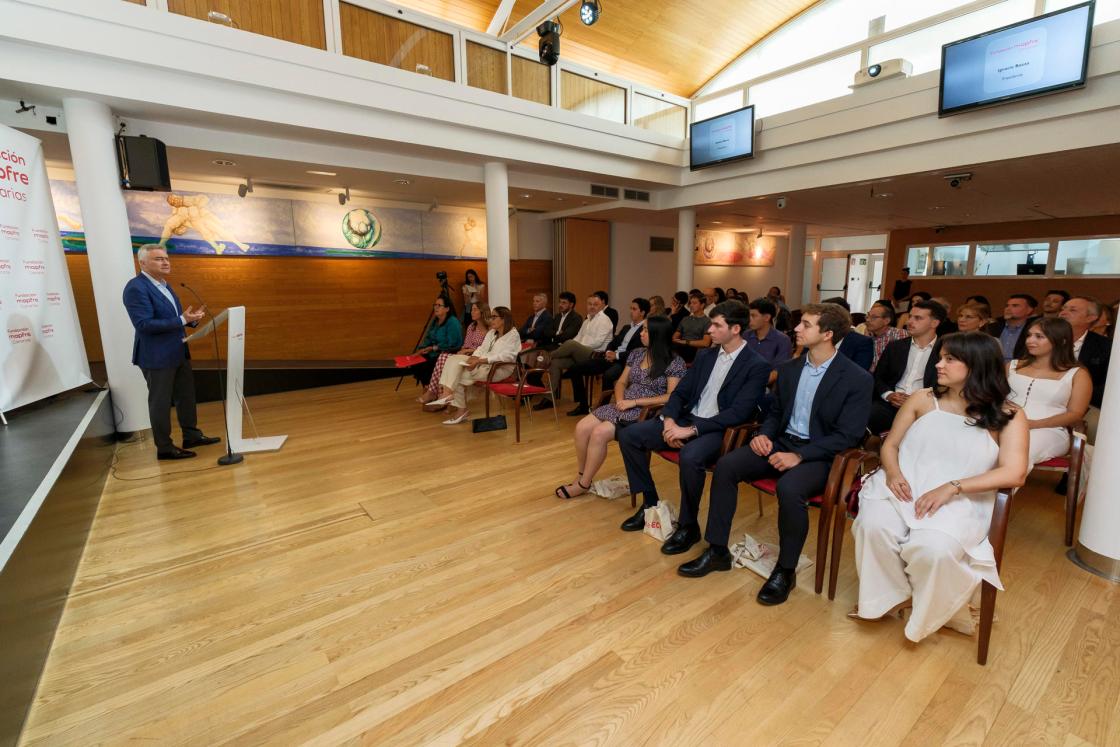 La Fundación Mapfre Canarias entregó este miércoles sus becas de prácticas en Estados Unidos para universitarios formados en carreras de ciencia, tecnología, ingeniería y matemáticas o en administración y dirección de empresas. En la imagen, el presidente de la Fundación Mapfre Canarias, Ignacio Baeza (i), durante el acto de entrega de las becas. EFE/Ángel Medina G. 