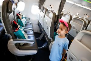 MADRID (ESPAÑA), 01/07/2026.-Niños de la Fundación "Juegaterapia" embarcan en el avión de Iberia vinilado con motivos de Disney y los regalos en su interior para el vuelo de un viaje en colaboración con Disney para llevar a una veintena de niños de la Fundación Juegaterapia a conocer a sus personajes favoritos a Disneyland París. Una veintena de niños de la Fundación Juegaterapia han viajado junto a sus familias, este martes y miércoles, a Disneyland París en un vuelo especial de Iberia como parte de una iniciativa impulsada por la aerolínea junto al parque temático y a la fundación. EFE/ David Fernández