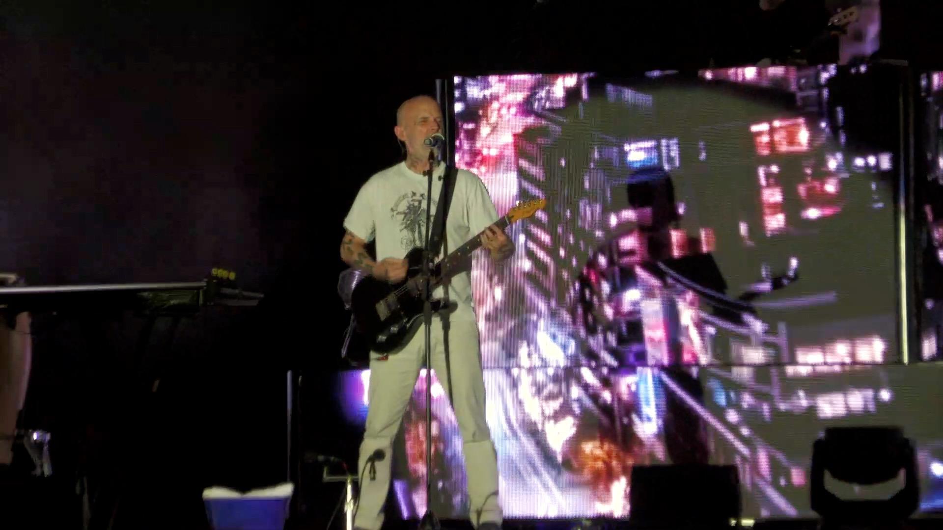 El músico, productor y DJ estadounidense Richard Melville Hall, Moby, repasó sus grandes éxitos en el Icónica Santalucía Sevilla Fest, en el arranque de una gira europea con la que celebra el 25 aniversario de Play, el álbum que contribuyó a extender globalmente la música electrónica. EFE