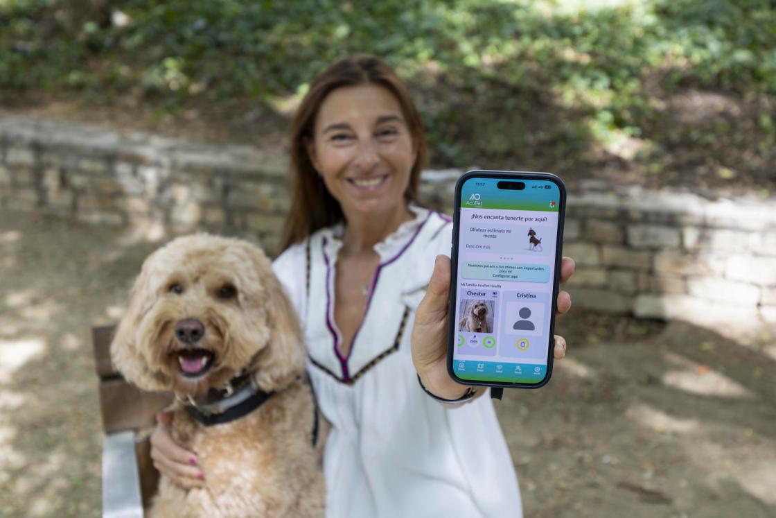 BARCELONA, 23/07/2026.- Cristina de Diego, creadora de la app Acupet con su mascota Chester. El dispositivo biométrico de AcuPet Health, diseñado por una empresa de Asturias, favorece la prevención y ayudar a los tutores a conocer el estado de salud de sus mascotas. EFE/Marta Pérez