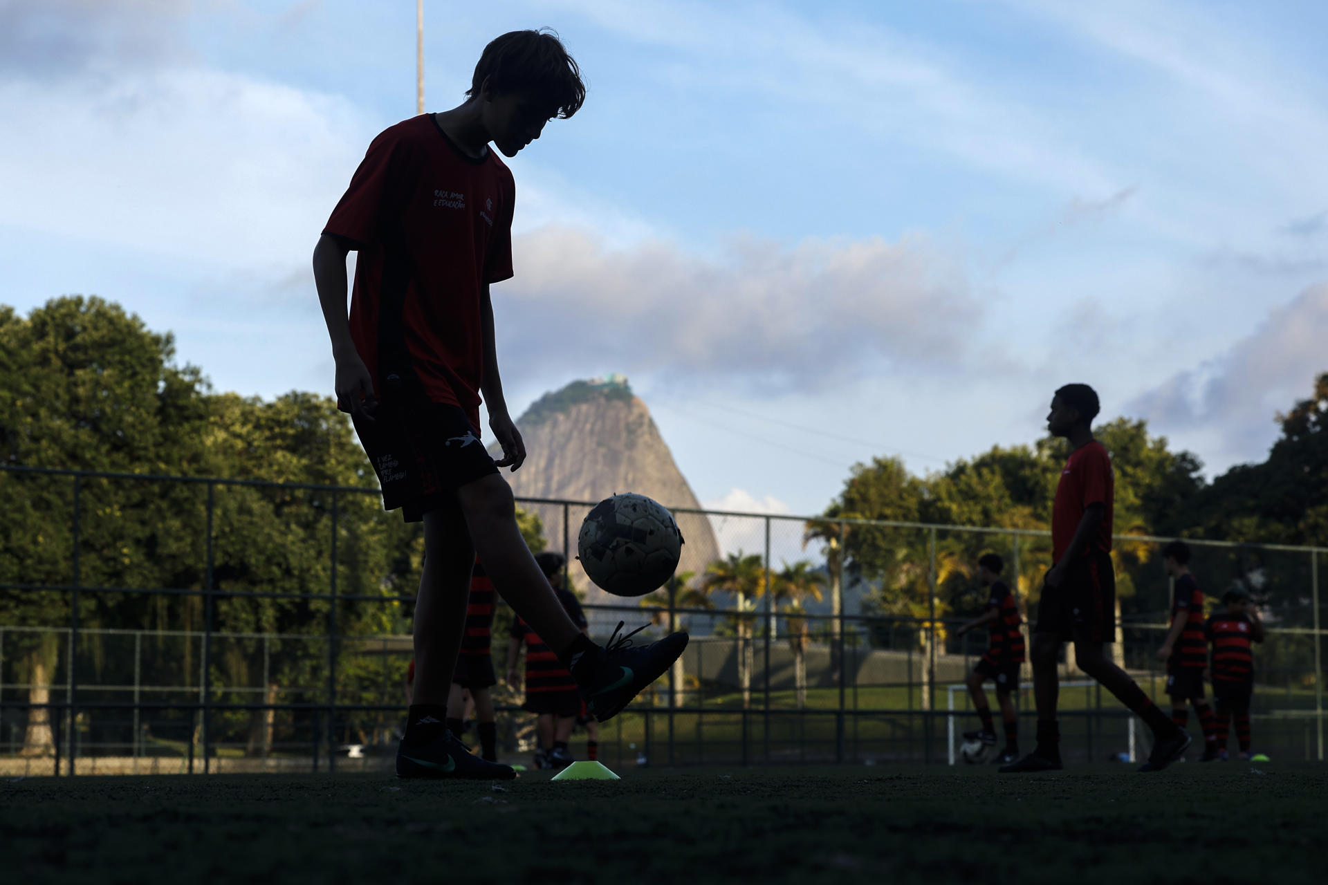 Una caída de hasta el 12 % en el desempeño académico, provocada por la reducción de actividades escolares propias del periodo vacacional y el seguimiento de los partidos del Mundial de fútbol 2026, podría representar una pérdida equivalente a entre dos y medio y tres meses de aprendizaje, advirtieron especialistas. EFE/ Antonio Lacerda/ ARCHIVO