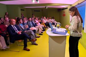 LONDRES (REINO UNIDO), 16/07/2026.- La concejala de Turismo del Ayuntamiento de Elche, Irene Ruiz, durante la presentación de la oferta turística del municipio bajo el lema 'Elche Mediterranean Oasis', un acto que ha reunido este jueves en el Instituto Cervantes de Londres a un centenar de profesionales del sector turístico. EFE/ Ayuntamiento de Elche SÓLO USO EDITORIAL / SÓLO DISPONIBLE PARA ILUSTRAR LA NOTICIA QUE ACOMPAÑA (CRÉDITO OBLIGATORIO)