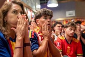 Más de 800 españoles celebraron en el Mercado Little Spain de Nueva York la clasificación de España para los cuartos de final del Mundial bajo el éxtasis del gol del triunfo de Mikel Merino ante Portugal y con una comunidad entregada a la selección: "No podemos pedir más". EFE/ Ángel Colmenares