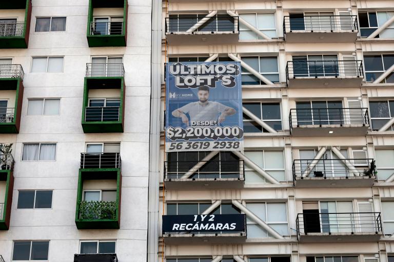 Fotografía de archivo del 12 de marzo de 2025 que muestra un anuncio inmobiliario en Ciudad de México (México). La banca comercial en México espera una expansión de crédito bancario de entre 3 y 5 por ciento durante 2026, pese al aumento de tasas y un incierto arranque del año, afirmó la directora nacional comercial de SOC Asesores Financieros, Cybel Magaña, a través de un comunicado emitido por la compañía. EFE/ José Méndez/ ARCHIVO