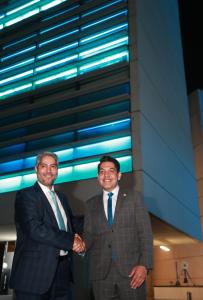 Fotografía que muestra al director de Asuntos Corporativos LATAM North-to-South de Kenvue, Gustavo Ledesma (i), y al presidente de la Comisión de Economía e Integrante de la Comisión de Salud, Emmanuel Reyes Carmona, posan en el marco del Día Internacional del Autocuidado en Ciudad de México (México). EFE/ Mario Guzmán