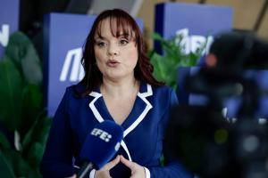 La directora de Experiencia de Marca, Relaciones Corporativas y Sostenibilidad del Banco Nacional, Silvia Chaves Herra, habla con EFE durante una entrevista este miércoles, en San José (Costa Rica). EFE/ Jeffrey Arguedas