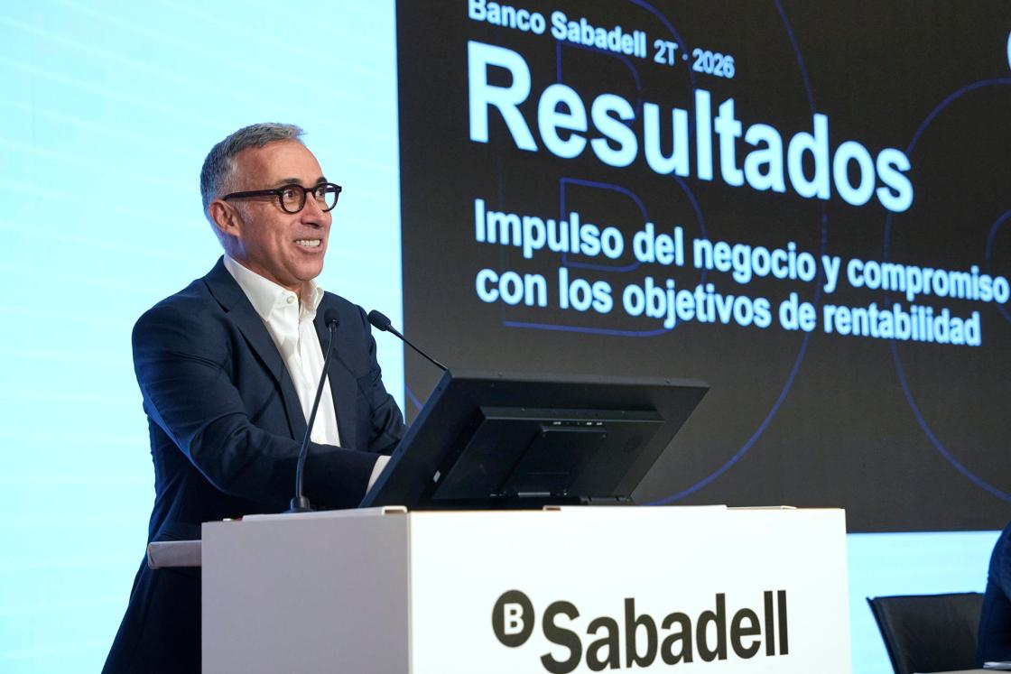 El consejero delegado del Banco Sabadell, Marc Armengol, durante la presentación hoy de los resultados del segundo trimestre del 2026 de la entidad bancaria tras cerrar la venta de su filial británica, TSB, el pasado 1 de mayo, por unos 3.000 millones de euros. EFE/Alejandro García