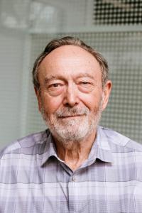 Creador de la Teoría Polivagal, el doctor Stephen Porges, posando durante el Encuentro Internacional del PVI de 2024, en Potsdam (Alemania). EFE/ Katarzyna Łukasiewicz /SOLO USO EDITORIAL/ NO VENTAS/ SOLO DISPONIBLE PARA ILUSTRAR LA NOTICIA QUE ACOMPAÑA (CRÉDITO OBLIGATORIO)