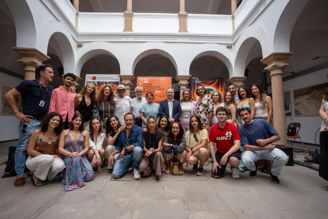 Presentación de 'Electra Jonda' por parte del director del Festival de Mérida, Jesús Cimarro, el director del espectáculo, Manuel Canseco, el coreógrafo Manuel Segovia y el elenco al completo encabezado por Alejandra Torray, Carolina Lapausa y Juan Gea. EFE/ Jero Morales