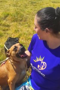 Fotografía del 25 de junio de 2026 cedida por el Refugio Omeyocan de su administradora, Diana Vanegas, junto a un perro en Ciudad de México (México). EFE/ Refugio Omeyocan /SOLO USO EDITORIAL/NO VENTAS/ SOLO DISPONIBLE PARA ILUSTRAR LA NOTICIA QUE ACOMPAÑA (CRÉDITO OBLIGATORIO)