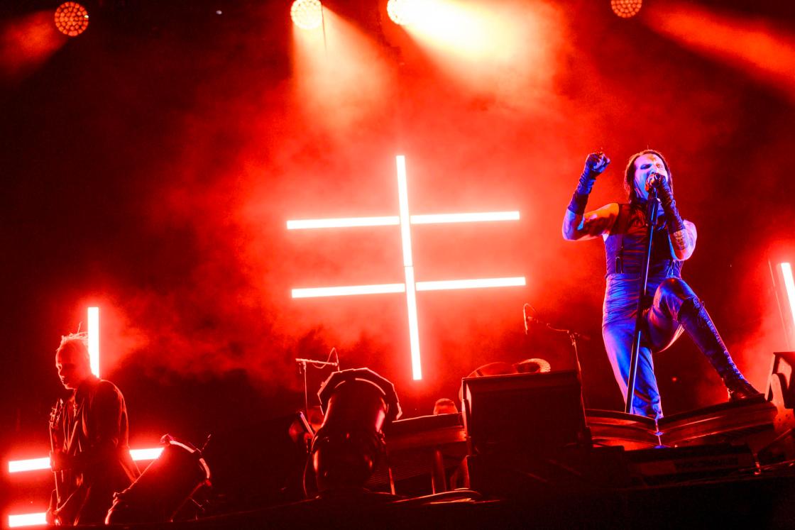 El cantante estadounidense de heavy metal Marilyn Manson, durante el concierto de su gira mundial 'One Assassination Under God Tour' ofrecido este lunes en la Plaza de España, en el marco del Icónica Santalucía Sevilla Fest. EFE/Raúl Caro.