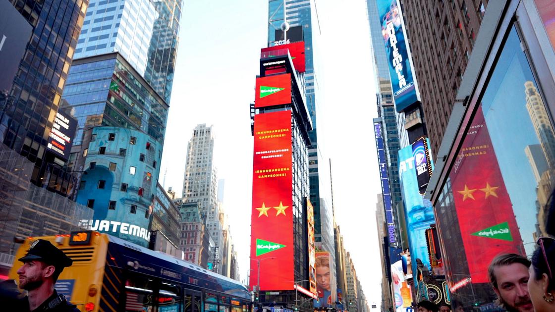 NUEVA YORK, 20/07/2026.- Entre las gigantescas pantallas publicitarias en la icónica plaza de Times Square destaca un llamativo anuncio de El Corte Inglés, con la segunda estrella, para celebrar la victoria de la selección española de fútbol en el Mundial 2026. EFE
