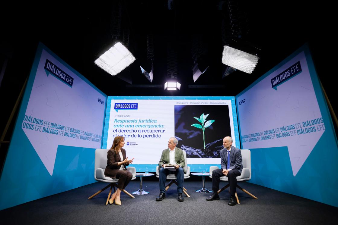 El delegado general de la Agengia EFE en Canarias, Jose María Rodríguez (c); la consejera de Presidencia, Administraciones Públicas, Justicia y Seguridad del Gobierno de Canarias, Nieves Lady Barreto (i), y el catedrático de Derecho Administrativo de la Universidad de la Laguna, Francisco Villar Rojas (d), durante el evento "Diálogos Efe. Respuesta Jurídica ante una emergencia: el derecho a recuperar lo perdido", en la Agencia EFE, en Madrid, este miércoles. EFE/David Fernández