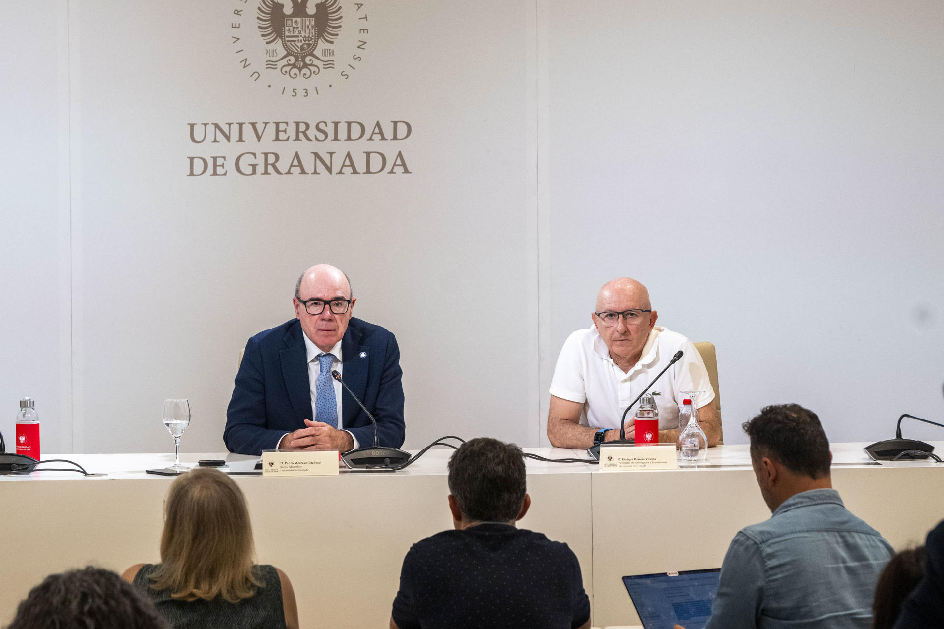 GRANADA, 01/07/2026.- El rector de la Universidad de Granada, Pedro Mercado Pacheco, y el vicerrector de Investigación y Transferencia, Enrique Herrera Viedma, comparecen para valorar ante los medios de comunicación los resultados de la resolución provisional de la convocatoria de Unidades de Excelencia de la Junta de Andalucía. EFE/Miguel Ángel Molina